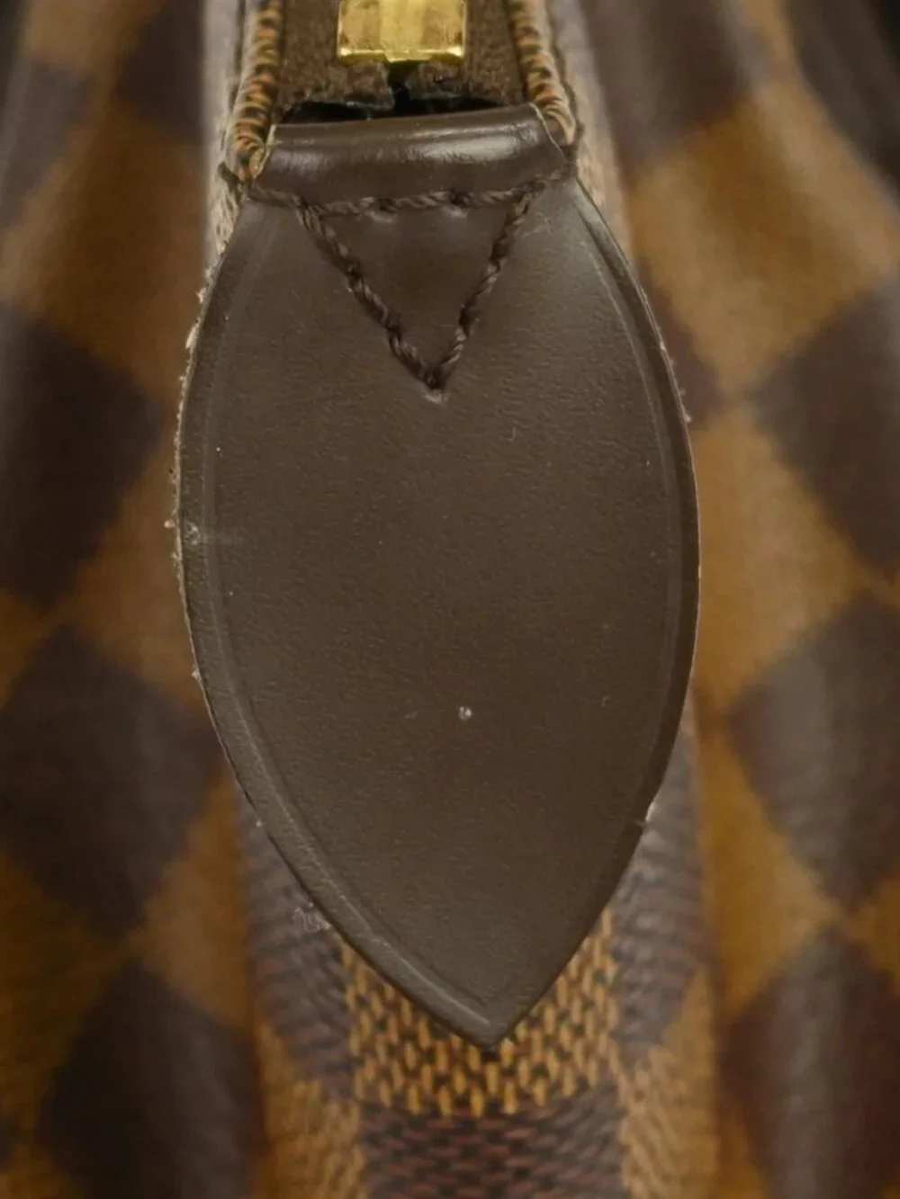 Louis Vuitton outside 	ab